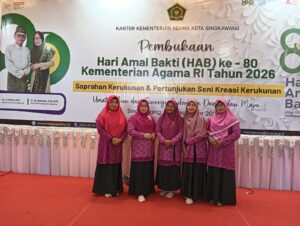 Dalam rangka memperingati Hari Amal Bakti Kementerian Agama Republik Indonesia ke-80, MIN Singkawang  turut berpartisipasi dalam kegiatan besaprah sebagai wujud kebersamaan, persatuan, dan pelestarian budaya lokal. Kegiatan ini menjadi momentum penting untuk mempererat silaturahmi antara warga madrasah, tokoh masyarakat, serta seluruh elemen yang terlibat dalam dunia pendidikan keagamaan. Besaprah  memiliki nilai-nilai kebersamaan, gotong royong, dan kesederhanaan tercermin dengan kuat. Madrasah tidak hanya hadir sebagai lembaga pendidikan, tetapi juga sebagai bagian dari masyarakat yang aktif menanamkan nilai-nilai moderasi beragama dan budaya saling menghormati.