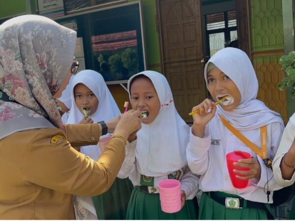 Selasa pagi, 20 Januari 2025, halaman MIN Kota Singkawang kembali menjadi pusat aktivitas edukatif yang penuh energi positif. Udara yang sejuk berpadu dengan suasana ceria para siswa kelas 4 yang menjadi sasaran utama program pembinaan kesehatan gigi dari UPT Puskesmas Selatan 1. Kegiatan ini bukan sekadar rutinitas, tetapi sebuah langkah strategis dalam membangun generasi yang sehat, percaya diri, dan berdaya saing. Sejak pukul 08.30, para petugas kesehatan sudah hadir dengan peralatan edukasi yang rapi dan ramah. Anak-anak menyambut kedatangan mereka dengan wajah antusias, seakan mengetahui bahwa hari ini bukan hari biasa. Mereka akan belajar sesuatu yang akan berguna seumur hidup: bagaimana menjaga kesehatan gigi dengan benar. Dalam dunia pendidikan dasar, pembinaan seperti ini bukan hanya penting—tetapi sangat menentukan.