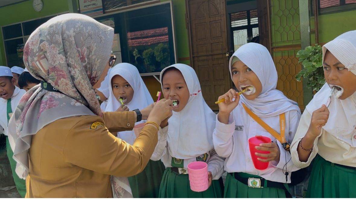 Selasa pagi, 20 Januari 2025, halaman MIN Kota Singkawang kembali menjadi pusat aktivitas edukatif yang penuh energi positif. Udara yang sejuk berpadu dengan suasana ceria para siswa kelas 4 yang menjadi sasaran utama program pembinaan kesehatan gigi dari UPT Puskesmas Selatan 1. Kegiatan ini bukan sekadar rutinitas, tetapi sebuah langkah strategis dalam membangun generasi yang sehat, percaya diri, dan berdaya saing. Sejak pukul 08.30, para petugas kesehatan sudah hadir dengan peralatan edukasi yang rapi dan ramah. Anak-anak menyambut kedatangan mereka dengan wajah antusias, seakan mengetahui bahwa hari ini bukan hari biasa. Mereka akan belajar sesuatu yang akan berguna seumur hidup: bagaimana menjaga kesehatan gigi dengan benar. Dalam dunia pendidikan dasar, pembinaan seperti ini bukan hanya penting—tetapi sangat menentukan.