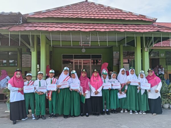 Suasana halaman MIN Singkawang pada Senin pagi itu terasa berbeda. Usai pelaksanaan Upacara Bendera, seluruh siswa dan guru masih tetap berdiri tegap, menanti momen yang selalu dinanti: penyerahan penghargaan bagi para siswa berprestasi yang telah mengharumkan nama madrasah. Di bawah langit yang cerah, panggung sederhana menjadi saksi lahirnya generasi hebat yang tak hanya cerdas, tetapi juga berkarakter. Dalam kesempatan penuh kebanggaan tersebut, kepala madrasah, *Ibu Muslimah, S.Pd.I, menyerahkan secara langsung penghargaan kepada para juara **Olimpiade Bahasa Arab (OBA)* tingkat Kabupaten/Kota. Tiga siswa terbaik berhasil mengukir prestasi membanggakan: *Juara 2, **Juara 3, dan **Harapan 1. Lebih membanggakan lagi, satu siswa berhasil menembus kompetisi tingkat Provinsi dan meraih **Juara Harapan 1*, menegaskan bahwa kualitas pembinaan di MIN Singkawang benar-benar memberikan ruang tumbuh bagi potensi terbaik.