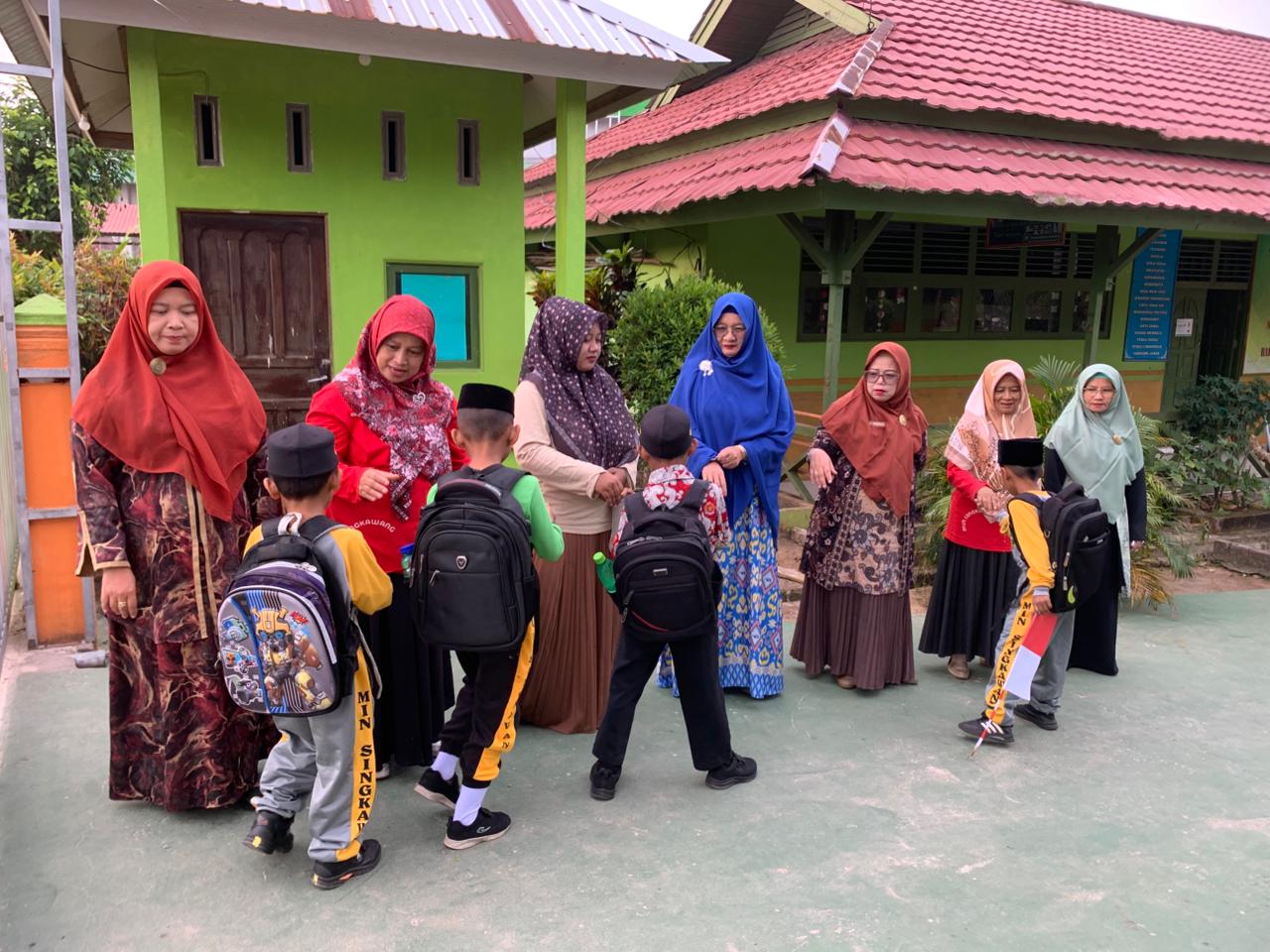 Suasana hangat dan penuh keakraban tampak di depan gerbang sekolah  setiap pagi. Sejumlah guru berdiri rapi menyambut kedatangan para siswa yang mulai memasuki area sekolah. Dengan senyum ramah, para guru menyalami siswa satu per satu sebagai bentuk perhatian dan motivasi sebelum memulai kegiatan belajar mengajar. Kegiatan penyambutan ini menjadi rutinitas sekolah untuk menanamkan nilai kedisiplinan, sopan santun, serta membangun kedekatan antara guru dan siswa. Sejak pagi, siswa terlihat antusias dan tertib memasuki gerbang sekolah, beberapa di antaranya membalas sapaan guru dengan senyum dan salam.